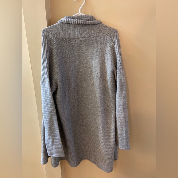 Tahari long cape like sweater size medium - Picture 2 of 4